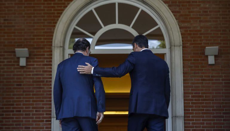 El presidente del Gobierno, Mariano Rajoy (i), y el secretario general del PSOE, Pedro Sánchez, durante su encuentro en Moncloa