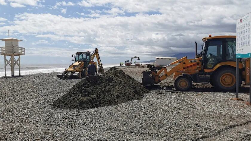 Trabajos de recuperación en la playa de Vera.