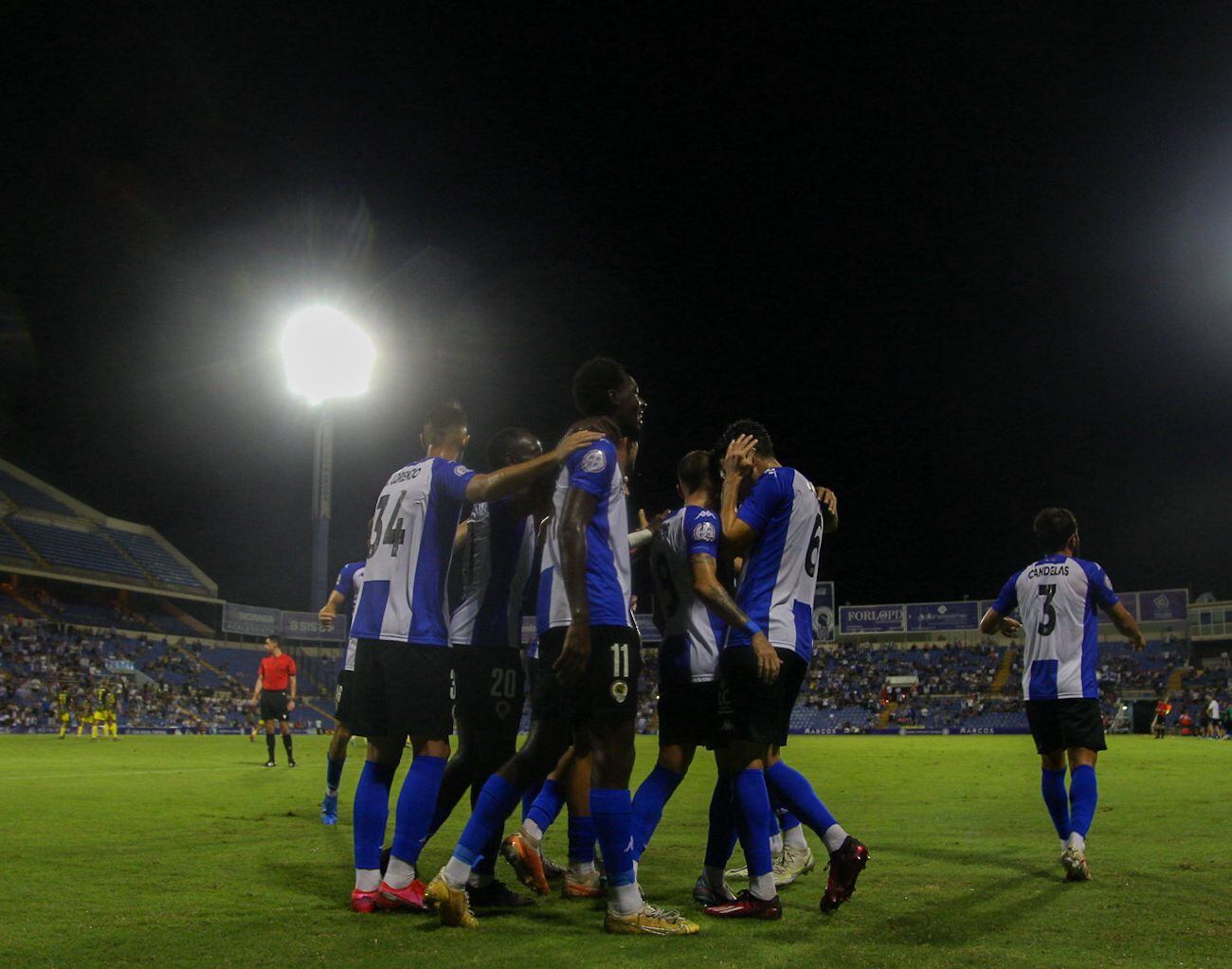 Los jugadores del Hércules celebran el gol de Roger Colomina frente a Andratx