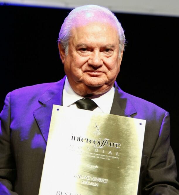 Manuel Salazar, presidente del Grupo Negro recogiendo el galardón en París