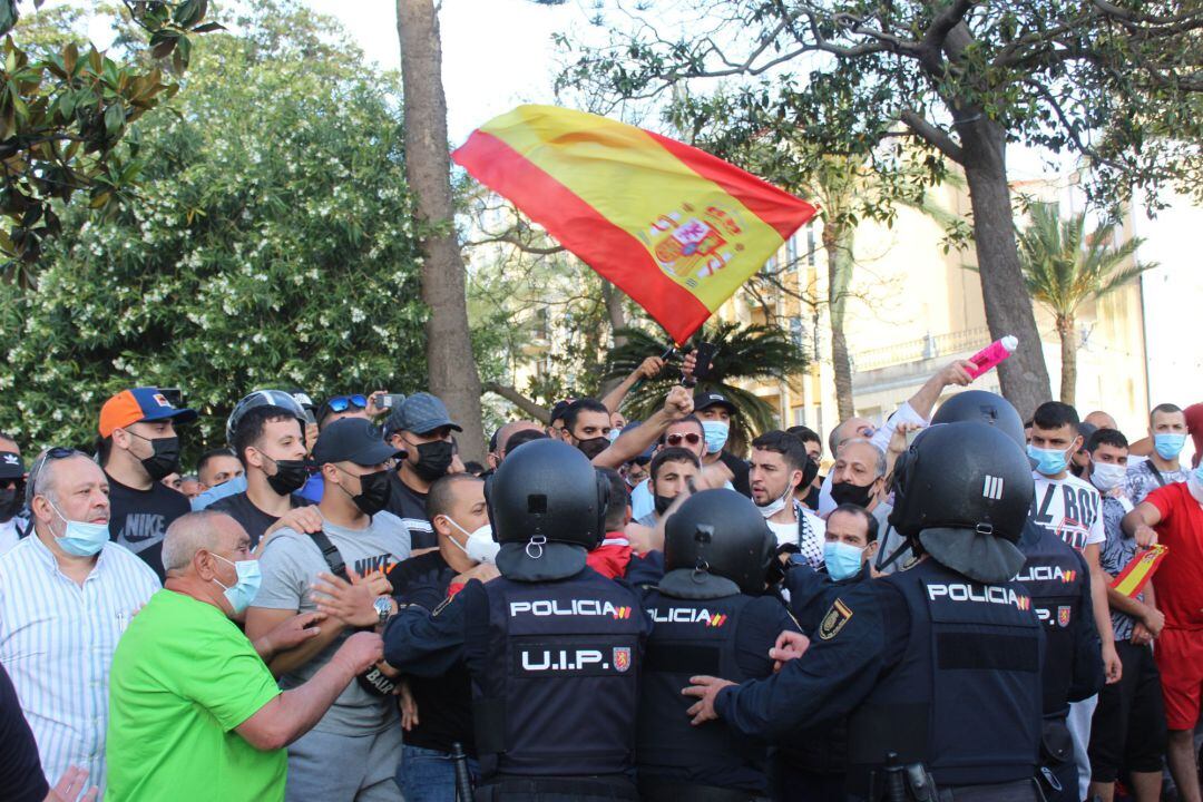 La Policía controla a un grupo de manifestantes con motivo de la presencia del presidente de Vox, Santiago Abascal, en Ceuta.