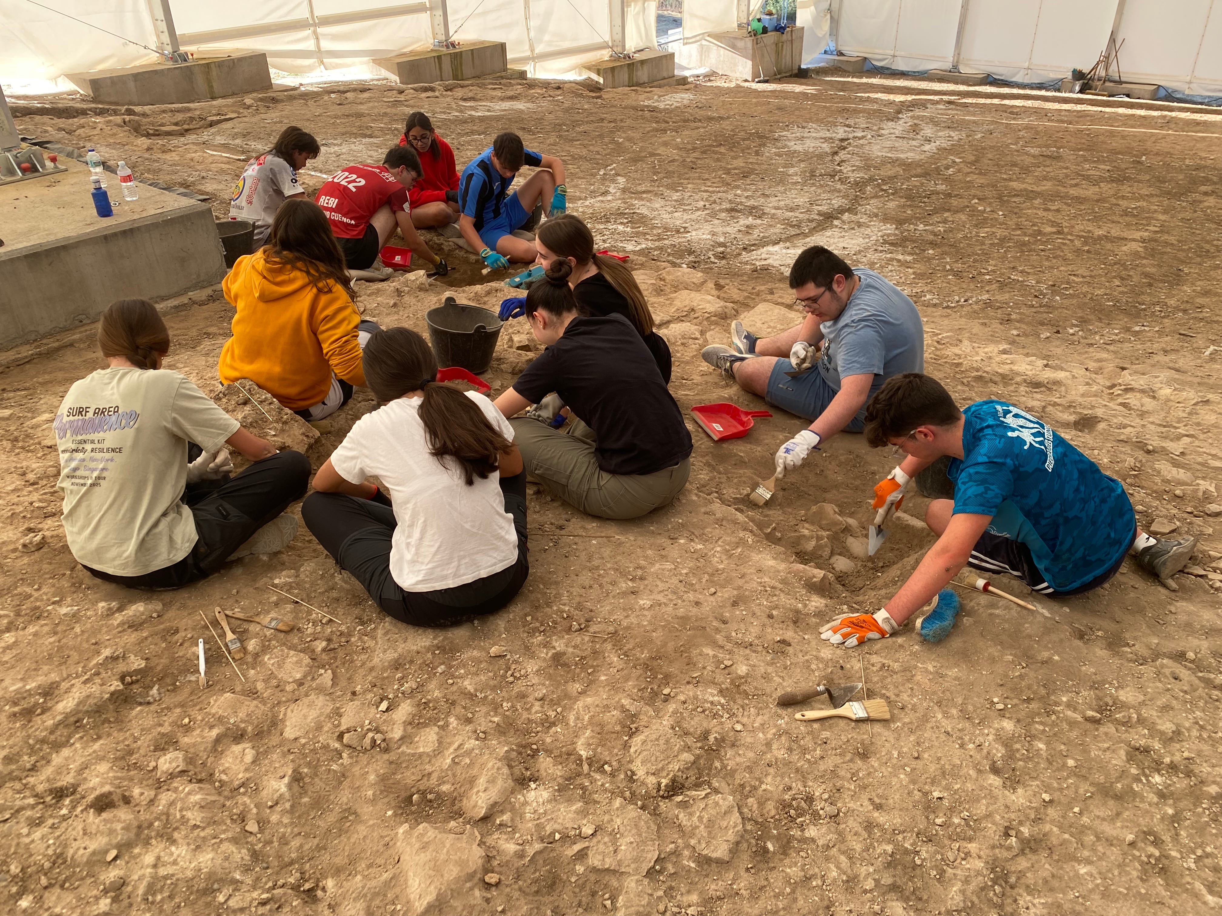 Trabajos de excavación en tumbas del siglo V d C, en Noheda (Cuenca).