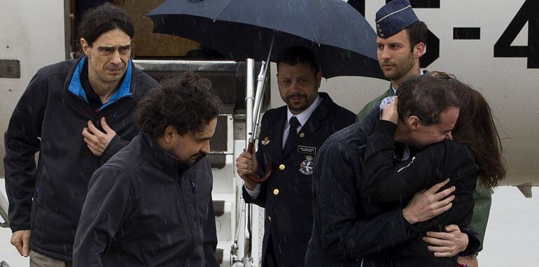 Fotografía facilitada por la Presidencia del Gobierno de los periodistas españoles Ángel Sastre,José Manuel López y Antonio Pampliega, a su llegada esta mañana a la Base de Torrejón de Ardoz, en Madrid.