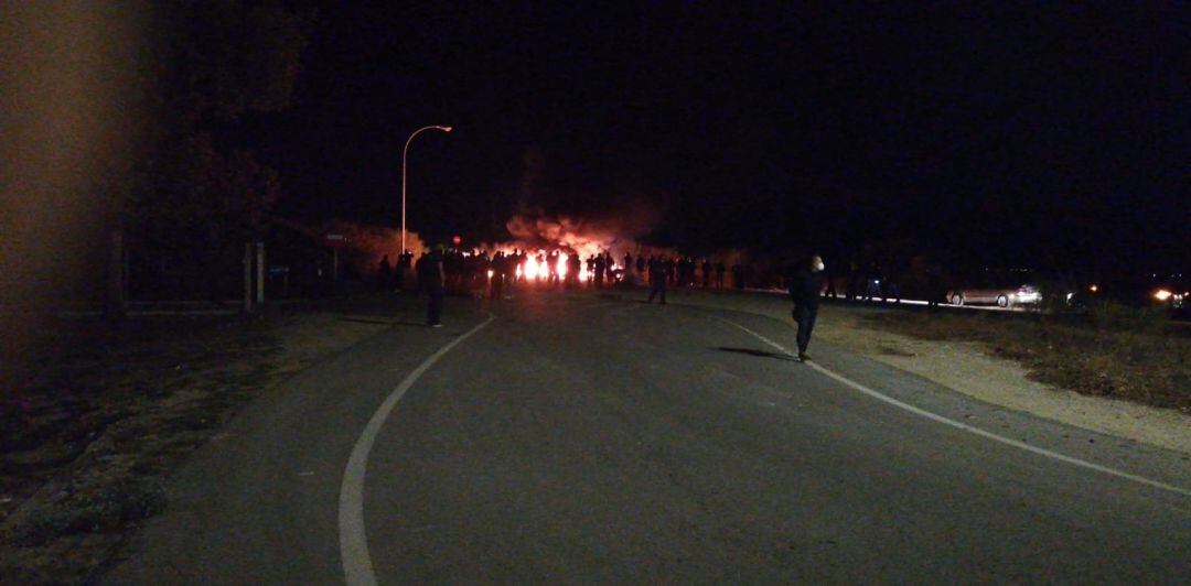 Trabajadores de Alestis incendian una barricada con neumáticos frente a la factoría de Puerto Real 