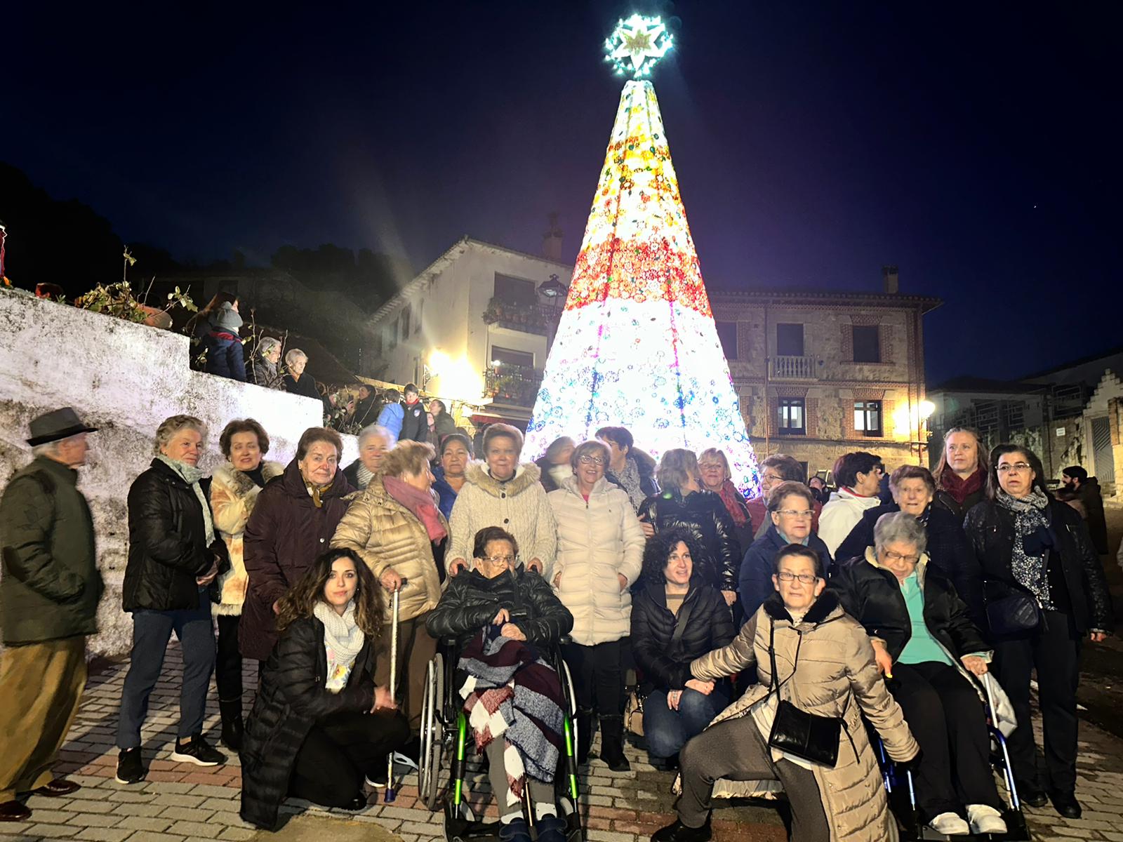 Las mujeres participantes durante la inauguración del árbol