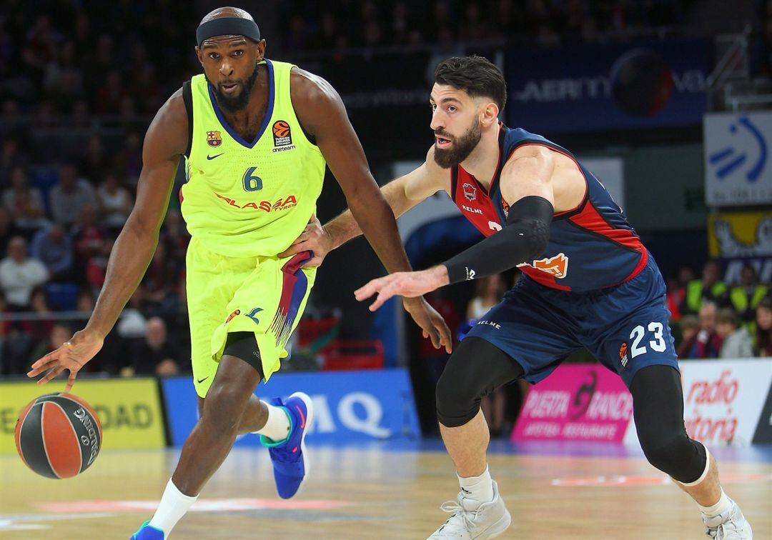 Shengelia trata de arrebatar el balón a Singleton.