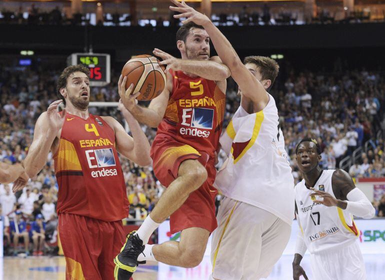 LUS818 BERLÍN (ALEMANIA) 10/09/2015.- Los españoles Rudy Fernández (centro) y Pau Gasol (izda) luchan por el balón con el alemán Tibor Pleiss (dcha) durante el partido del grupo B que enfrentó a ambas selecciones en el Eurobasket 2015 celebrado en Berlín (Alemania) hoy, 10 de septiembre de 2015. EFE/Rainer Jensen