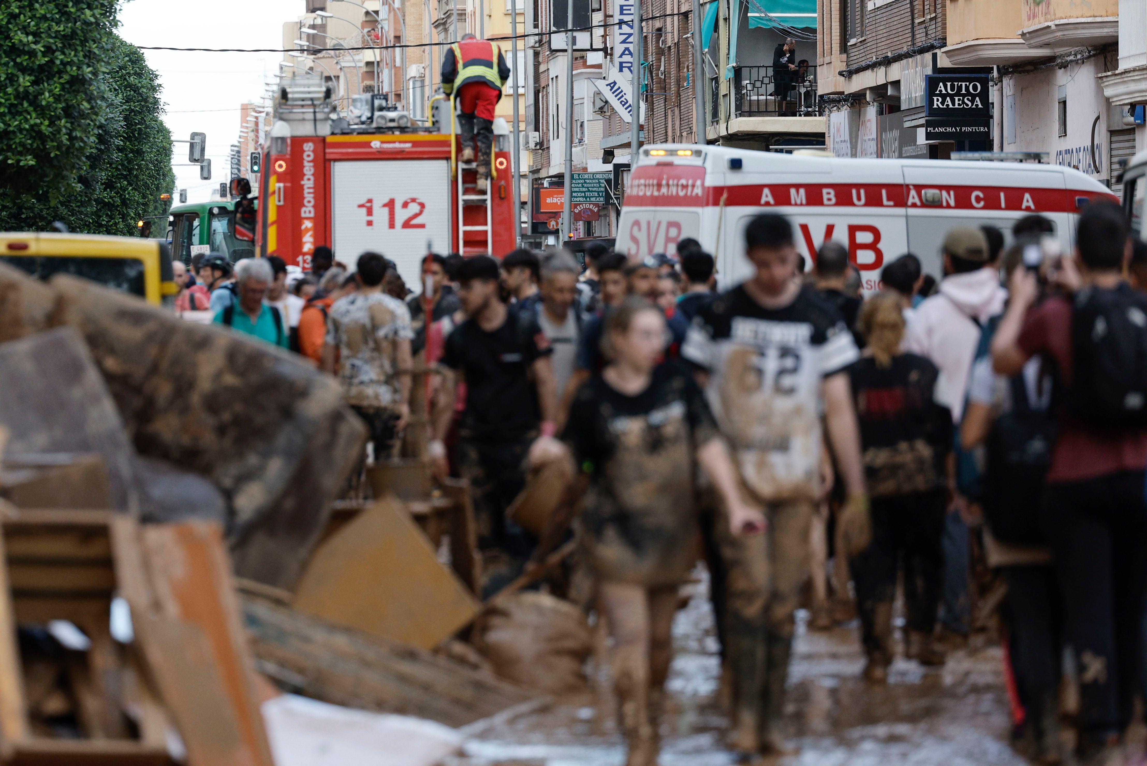 ALFAFAR (VALENCIA), 01/11/2024.- Vecino y personas de diversas comunidades autónomas trabajan como voluntarios para restablecer la normalidad en Alfafar (Valencia), este viernes. La búsqueda de desaparecidos, la identificación de víctimas mortales, las tareas de limpieza y la reparación de infraestructuras continúan tres días después de las inundaciones que han asolado la provincia de Valencia, en una jornada en la que el Gobierno envía a 500 militares más, que se sumarán a las 1.200 efectivos de la Unidad Militar de Emergencias (UME), para actuar en Utiel, Requena, Riba-roja, Torrent, Paiporta y Algemesí. EFE/ Kai Försterling
