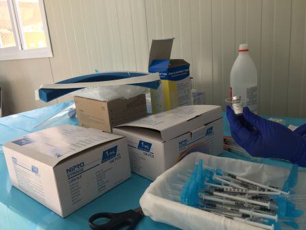 Preparación de las vacunas contra el coronavirus.