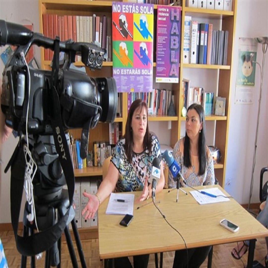 Manuela Torres (a la izquierda), en la sede de ADAVAS