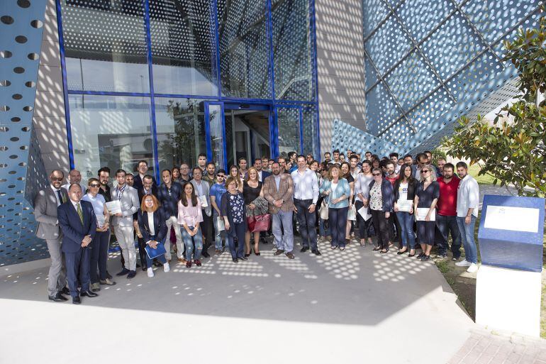 Empresas y alumnos del ciclo de logistica en una foto de familia