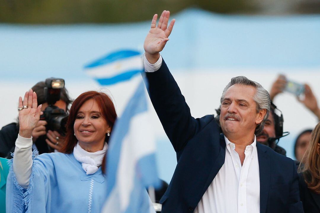  El candidato a la Presidencia de Argentina, el opositor peronista Alberto Fernández (d), saluda a sus simpatizantes junto a su fórmula a la Vicepresidencia, la expresidenta Cristina Fernández de Kirchner (i), durante el acto de cierre de su campaña este jueves, en Mar del Plata (Argentina). Los seis candidatos a la Presidencia argentina celebran este jueves sus cierres de campaña para las elecciones del próximo domingo en diversos puntos del país, como en Córdoba, donde estará el actual mandatario, Mauricio Macri, y la costera Mar del Plata, escenario elegido por el favorito, el opositor peronista Alberto Fernández. 