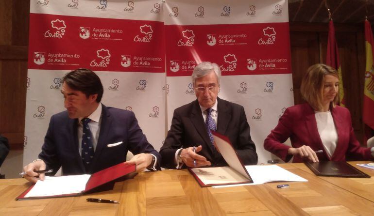 El consejero de Fomento, Juan Carlos Suárez Quiñones, el alcalde de Ávila, José Luis Rivas y la consejera de Familia, Alicia García, firman el acuerdo