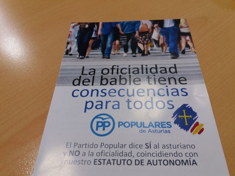 Cartel de la campaña del PP contra la oficialidad del bable o asturiano