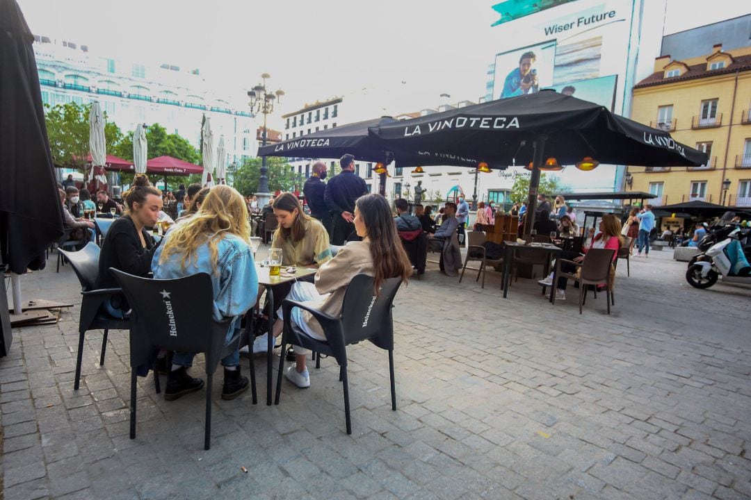 Varias personas, en la terraza de un bar en Madrid 