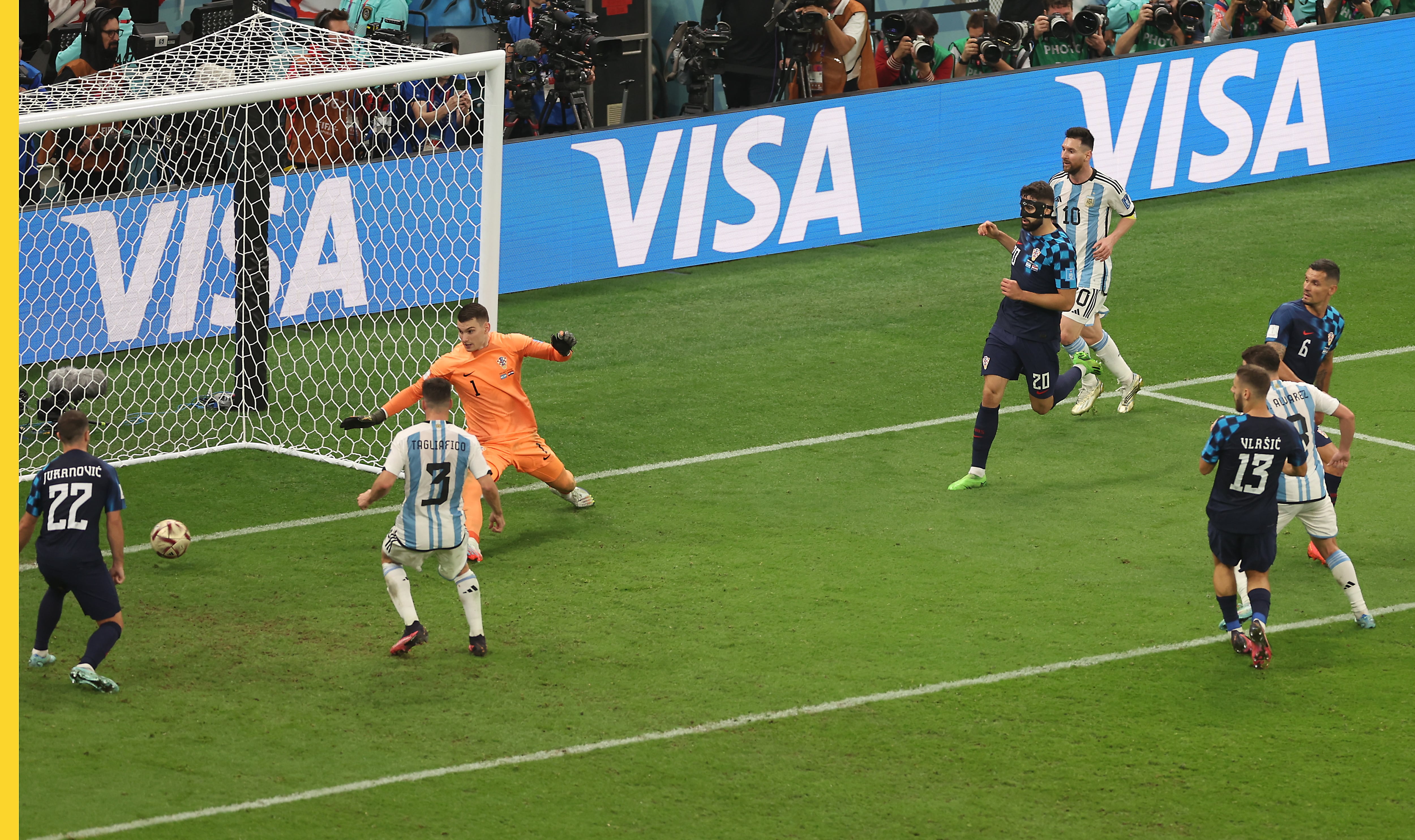 Julián Álvarez marca a placer el 3-0 tras la jugada de Messi.