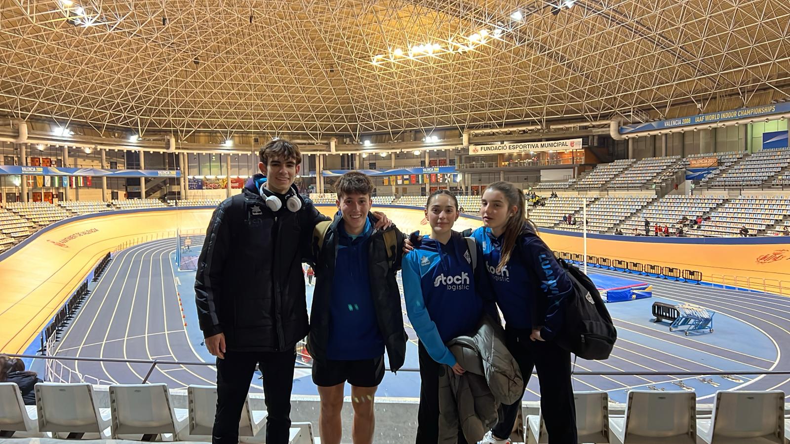 Alguns dels atletes del CAVA-Ontinyent