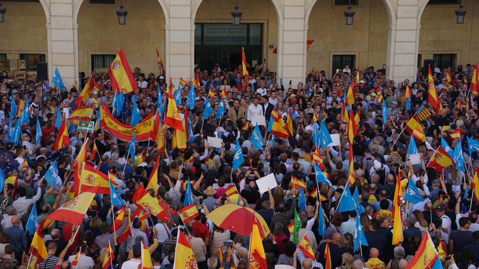 Concentración contra la amnistía en la Plaza del Ayuntamiento de Alicante. Foto: PPCV