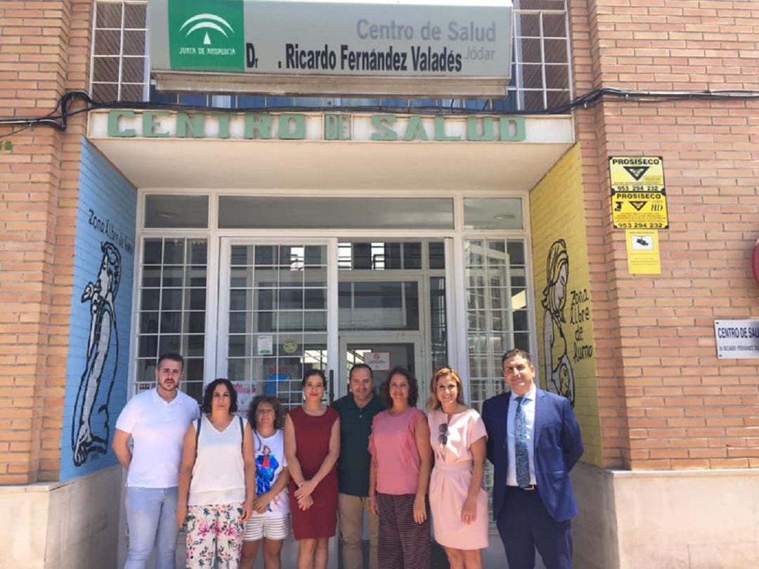 Foto de familia a la puerta del centro, al terminar la visita