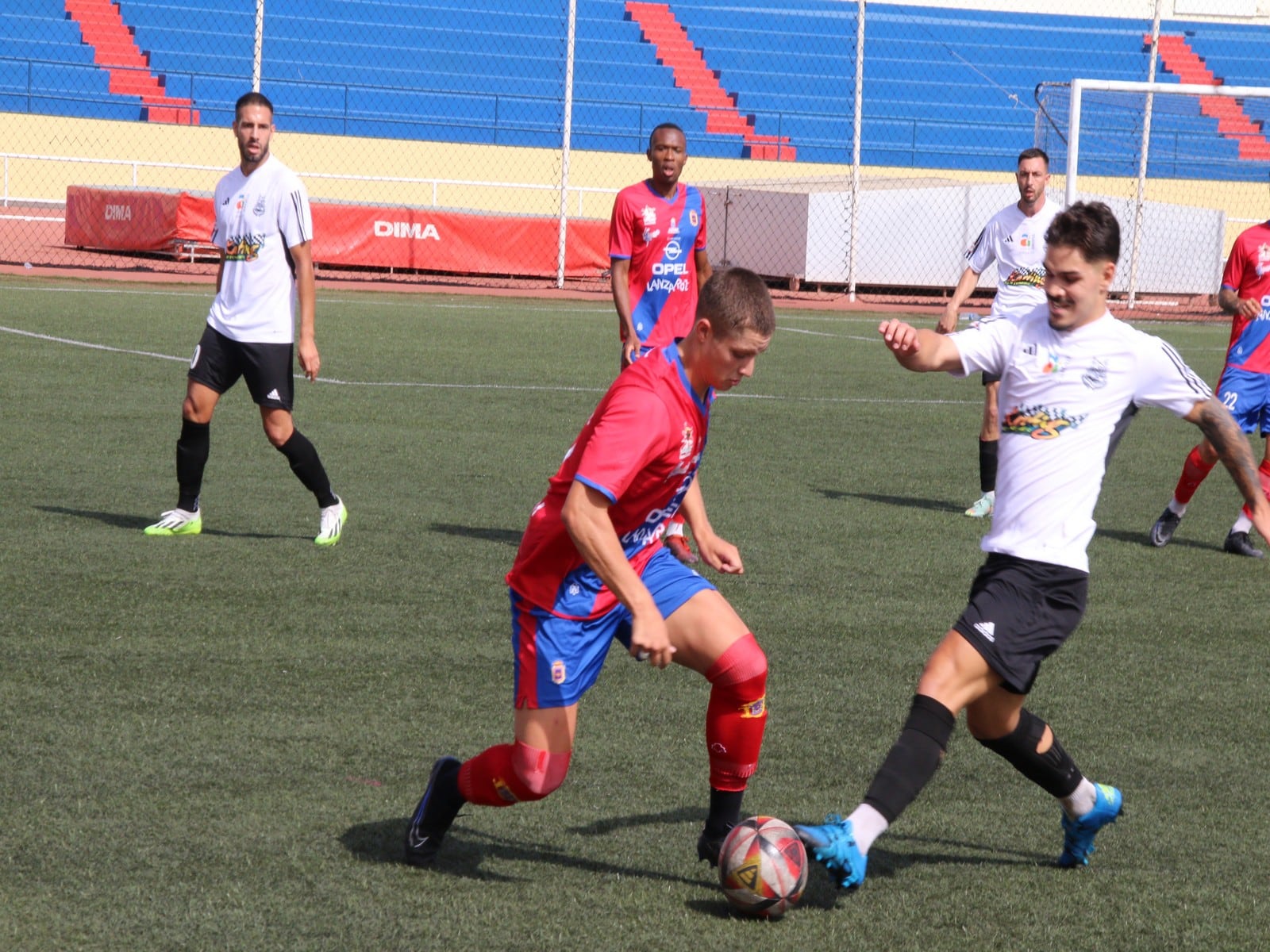 Uno de los jugadores de la UD Lanzarote disputando el balón.