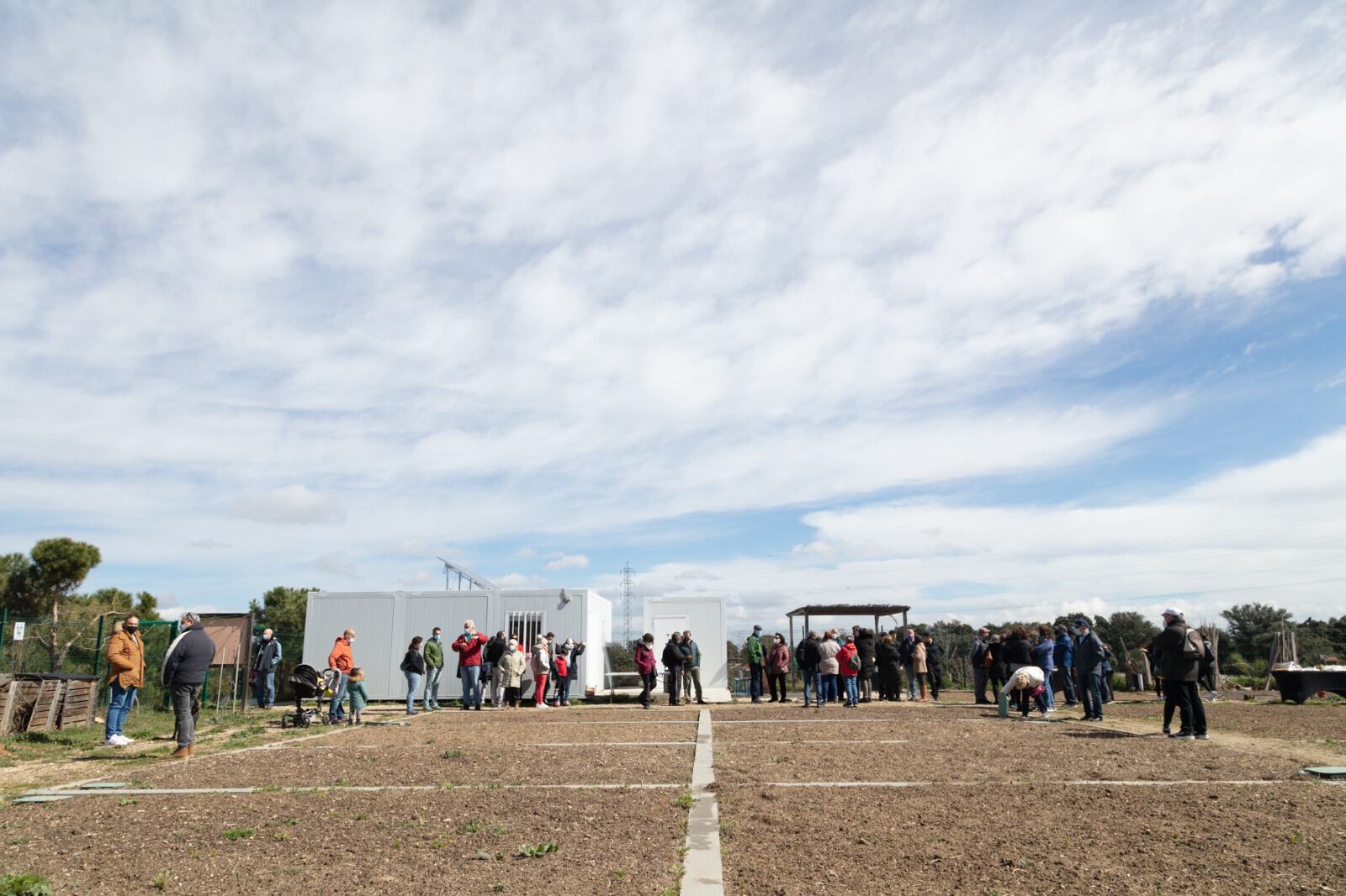 Las instalaciones se encuentran en Parque de los Alcornoques y cuentan con vestuarios, almacén, sistema de riego automático, mesas de cultivo y fuente y nuevas compostadoras