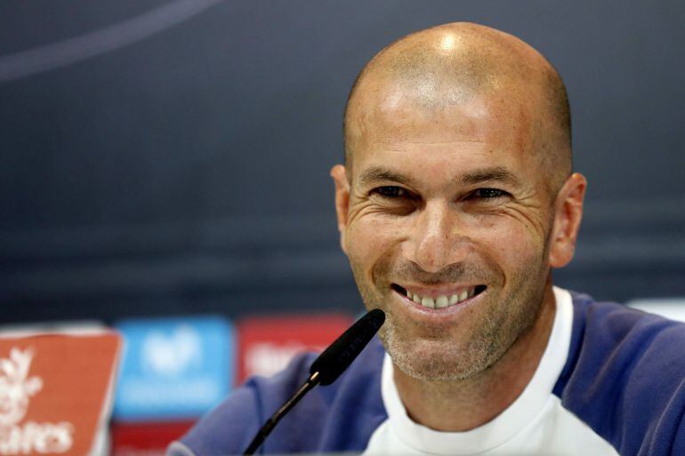 Zidane sonríe en la sala de prensa