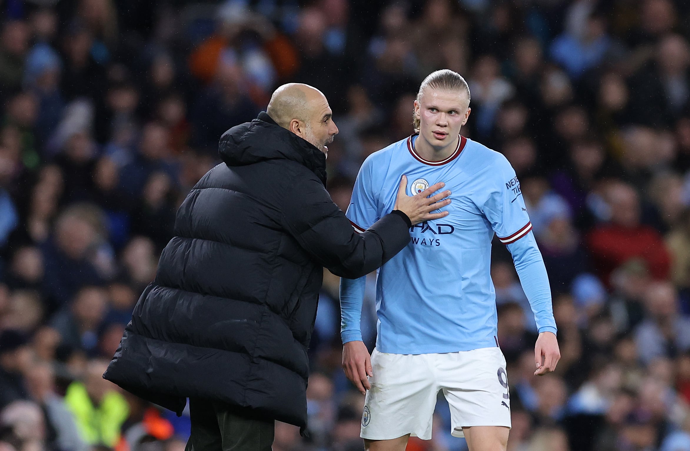 Pep Guardiola charla con Haaland durante el Manchester City 6-0 Burnley.