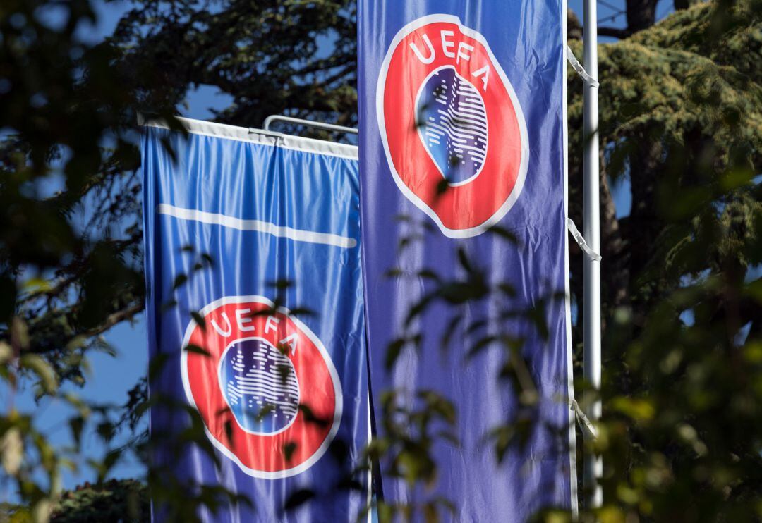 FILED - 26 September 2018, Switzerland, Nyon: Flags bearing the UEFA emblem hang at the garden of the UEFA headquarters in Nyon. UEFA has written to national federations asking for plans to restart or scrap leagues to be submitted by May 25, according to media reports on Tuesday. Photo: Soeren Stachedpa 
   (Foto de ARCHIVO)
 
 26092018 ONLY FOR USE IN SPAIN