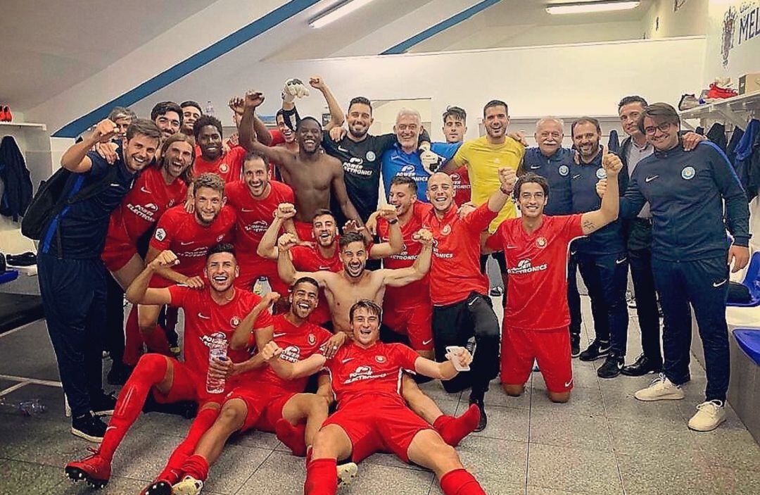 La plantilla y el presidente de la UD celebrando el triunfo en Melilla