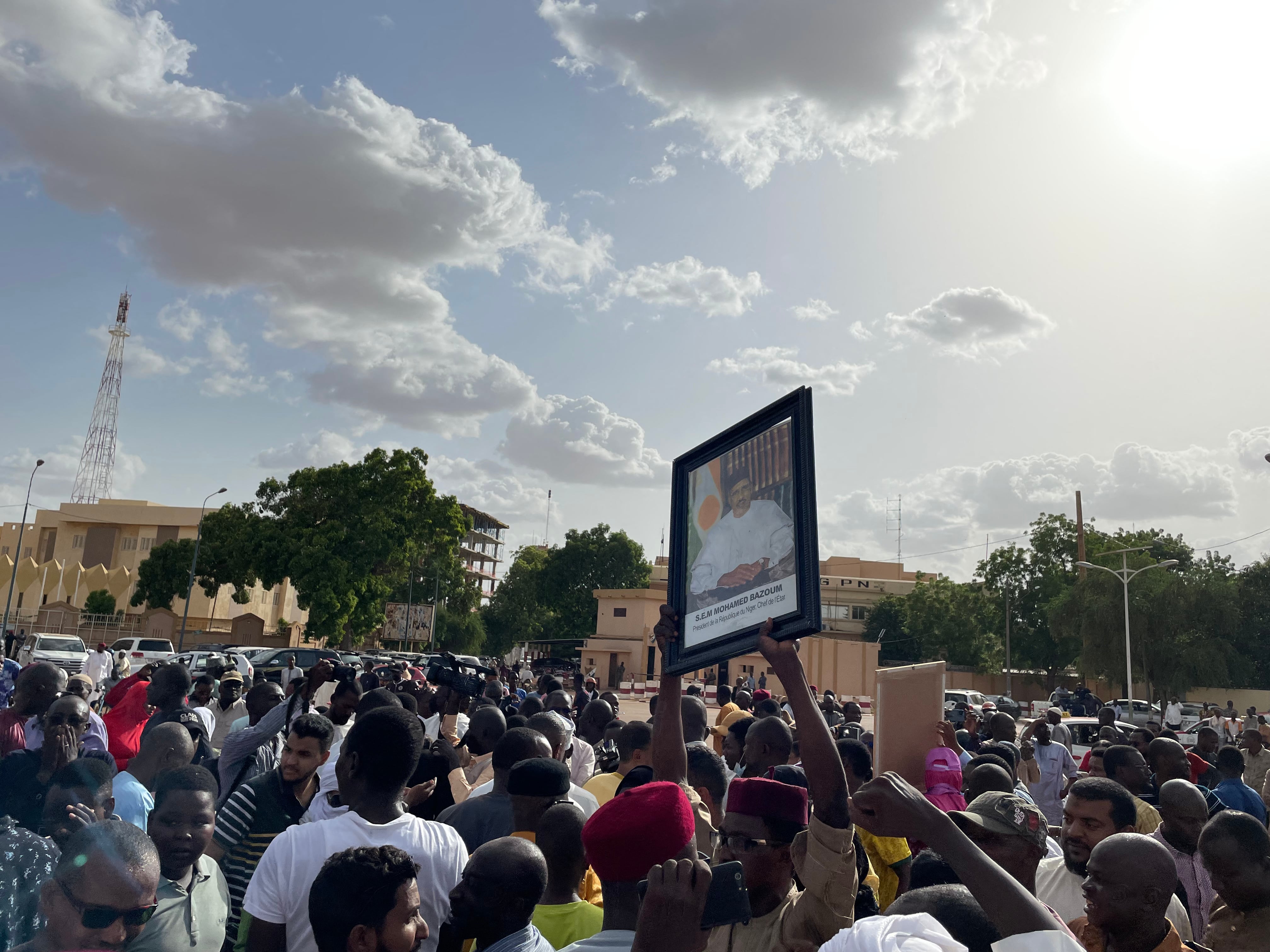 Un grupo de personas se manifiestan a favor del presidente depuesto en Níger, Mohamed Bazoum.