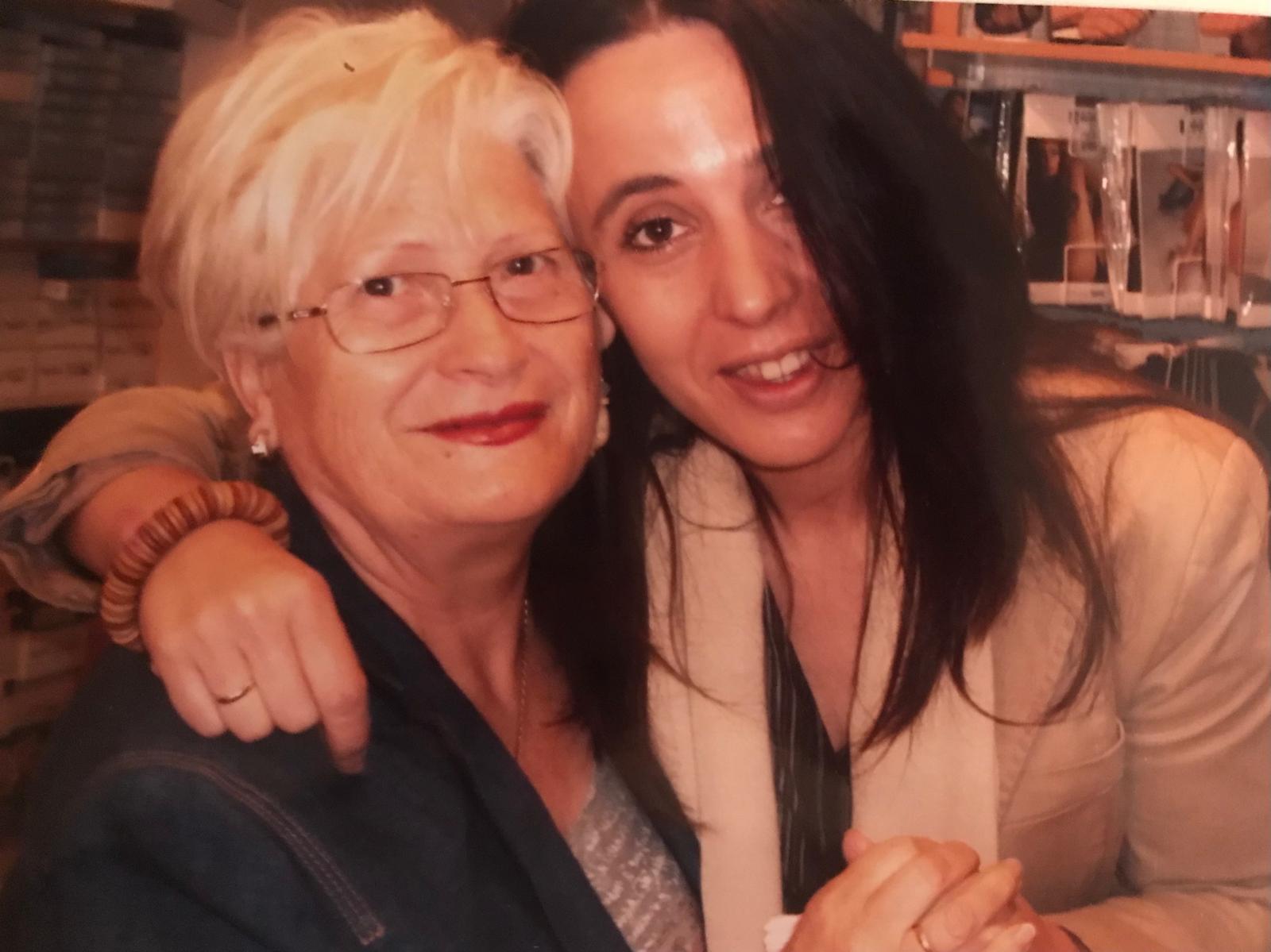 En la tienda con Marta, fiel trabajadora