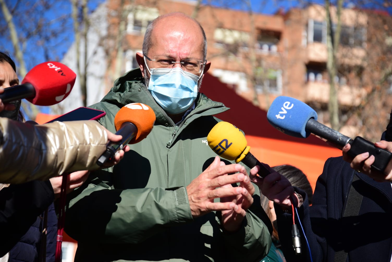 Francisco Igea durante su visita al barrio Pajarillos de Valladolid en el primer día de campaña electoral | Cs Castilla y León