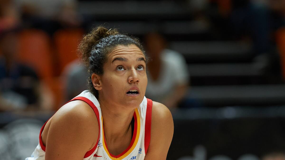 Laura Nicholls se reencuentra con el balonmano tras una carrera tan gloriosa como imprevista en el basket: "Me echaron del baloncesto por mala de pequeña"