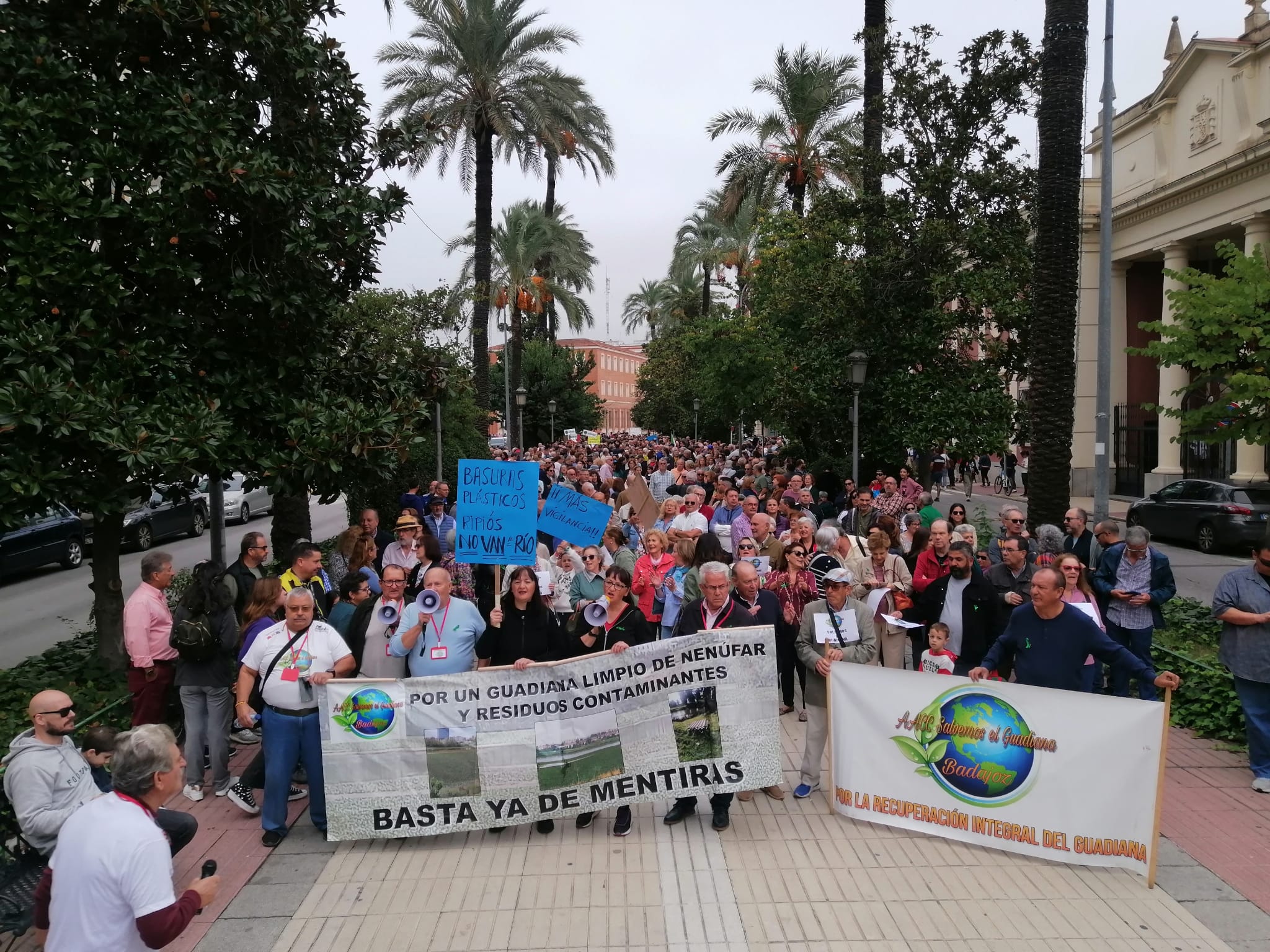 Unas dos mil personas se han manifestado en Badajoz contra la suciedad del Guadiana, infestado de nenúfar mexicano, a su paso por Badajoz.