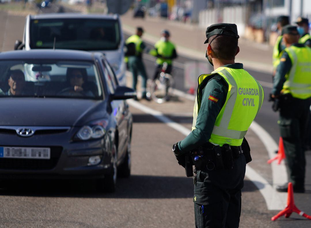 Agentes de la Guardia Civil realizan un control de movilidad durante el confinamiento perimetral 