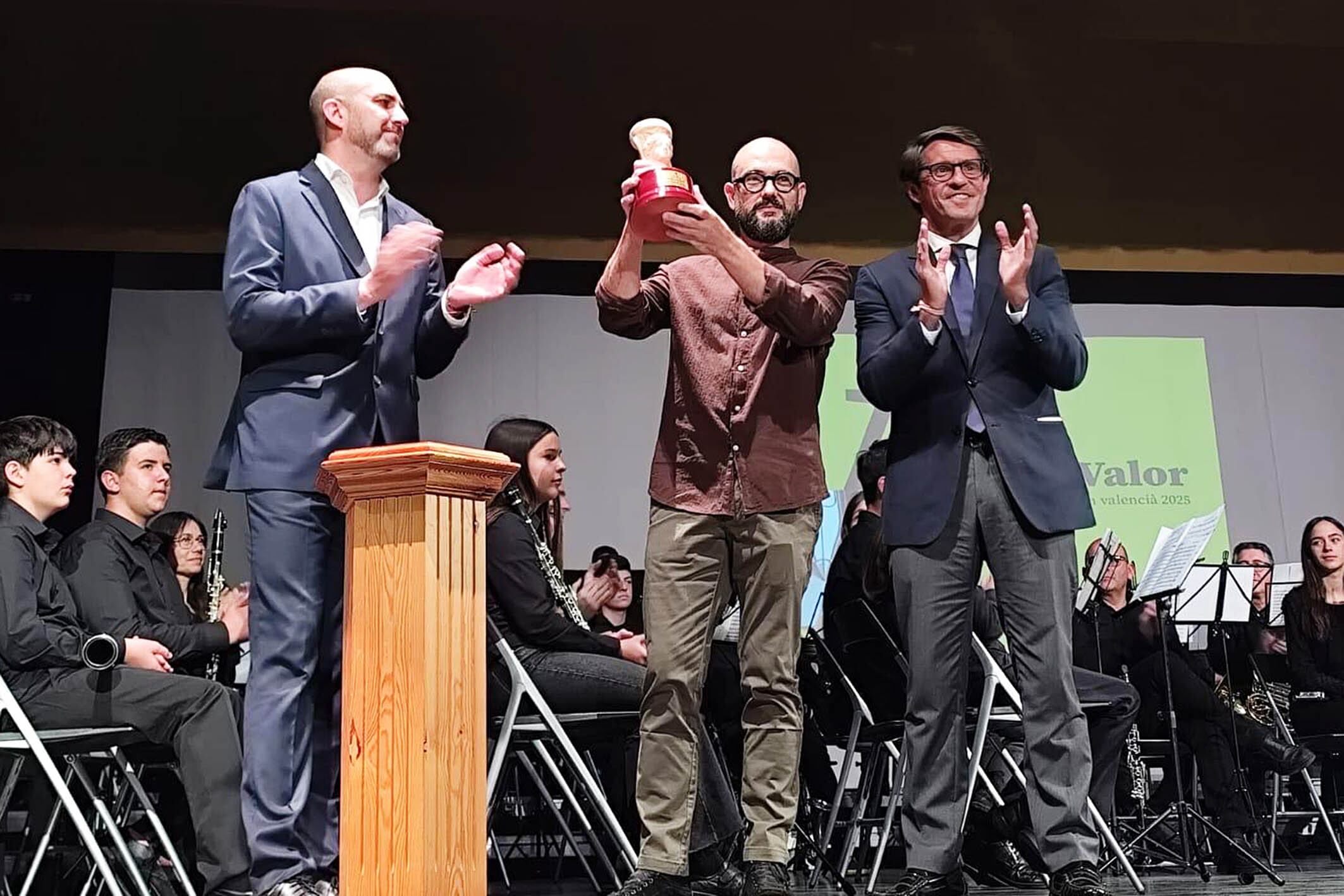 Jordi Colonques recibió el Premi Enric Valor de novel·la en valencià 2024 de manos del diputado de Cultura, Juan de Dios Navarro, y del alcalde de Castalla, Jesús López en un acto en la localidad natal del escritor.