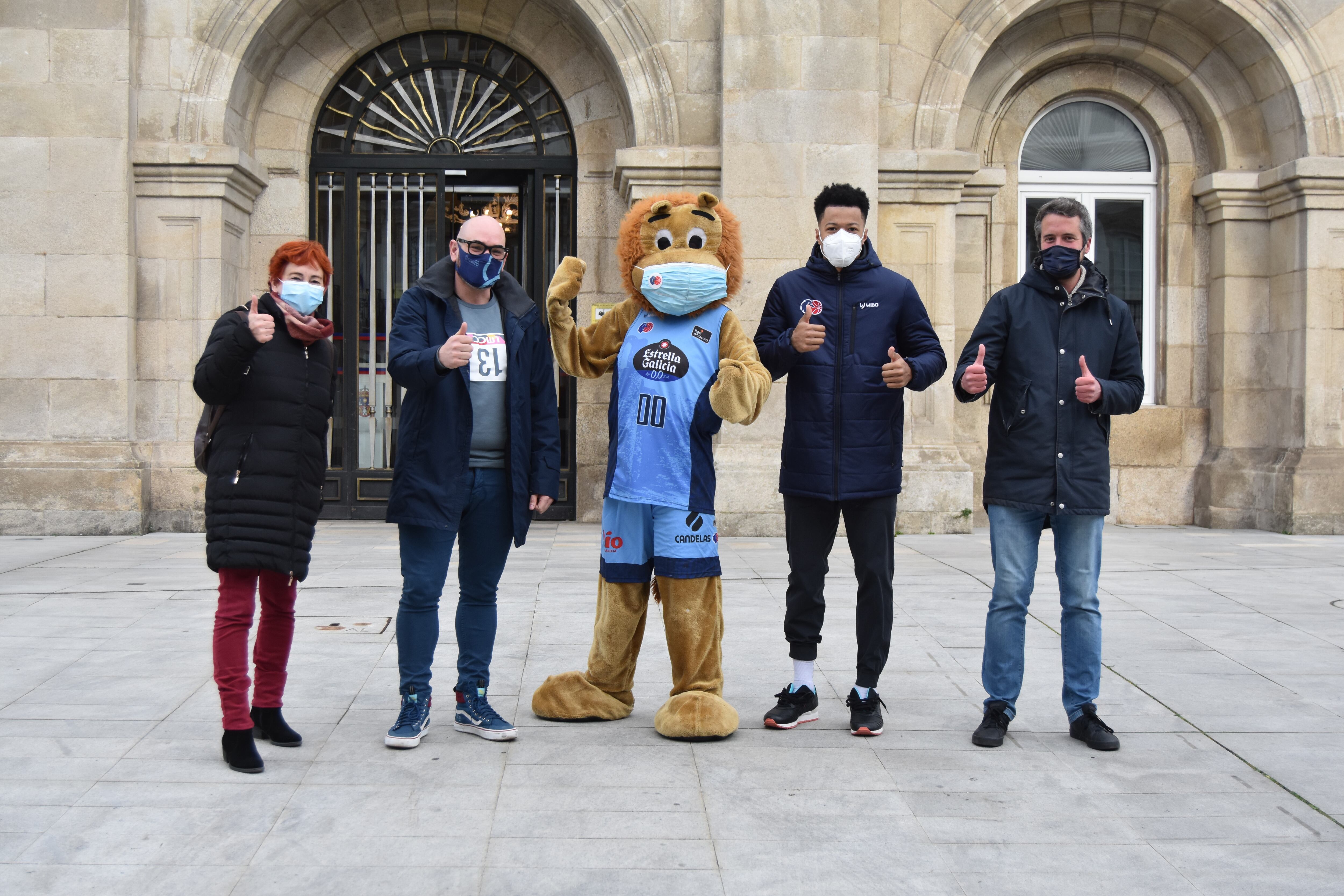 Maite Ferreiro, Efrén Castro, Maximus, Tray-Bell Haynes e Rubén arroxo posan diante da Deputación de Lugo, en San Marcos