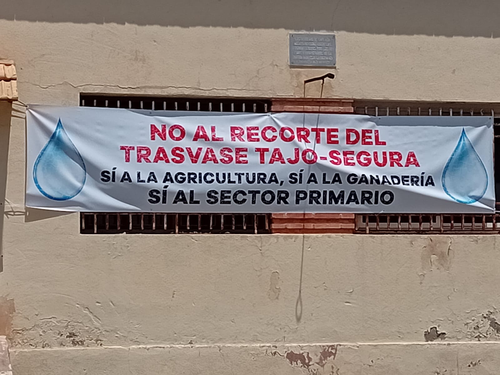 Pancarta a favor del Trasvase Tajo Segura en la sede en Elche de la Unió Llauradora