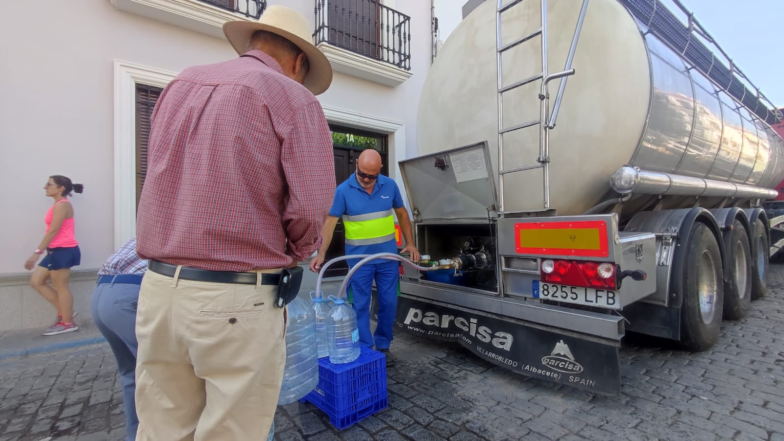 Los camiones cisterna abastecen a los vecinos de  Los Pedroches