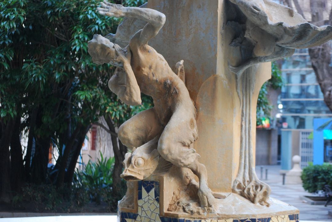 Fauno del grupo escultural de la Font de l’Aiguadora, en la plaza de Gabriel Miró (Alicante)