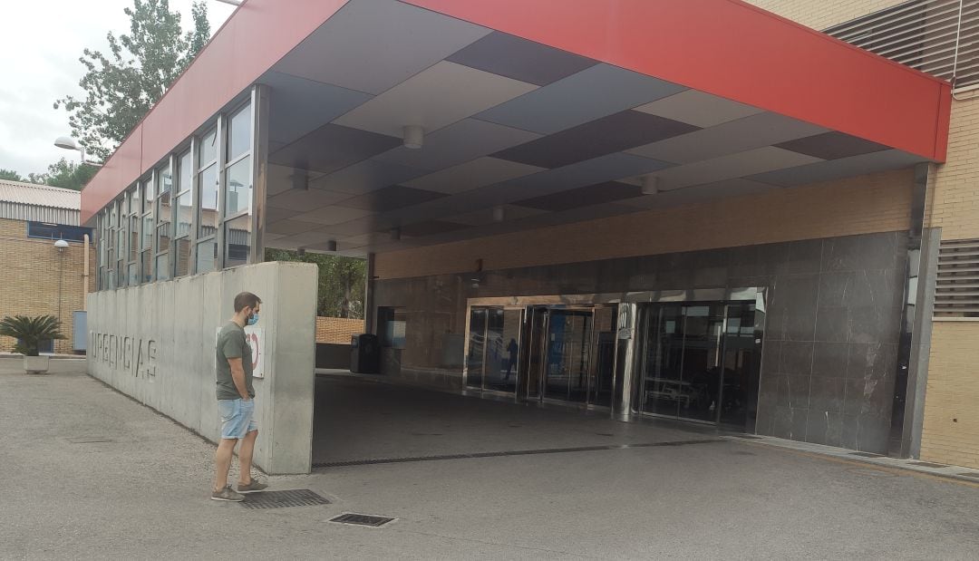 Acceso a las urgencias del Hospital San Agustín de Linares.