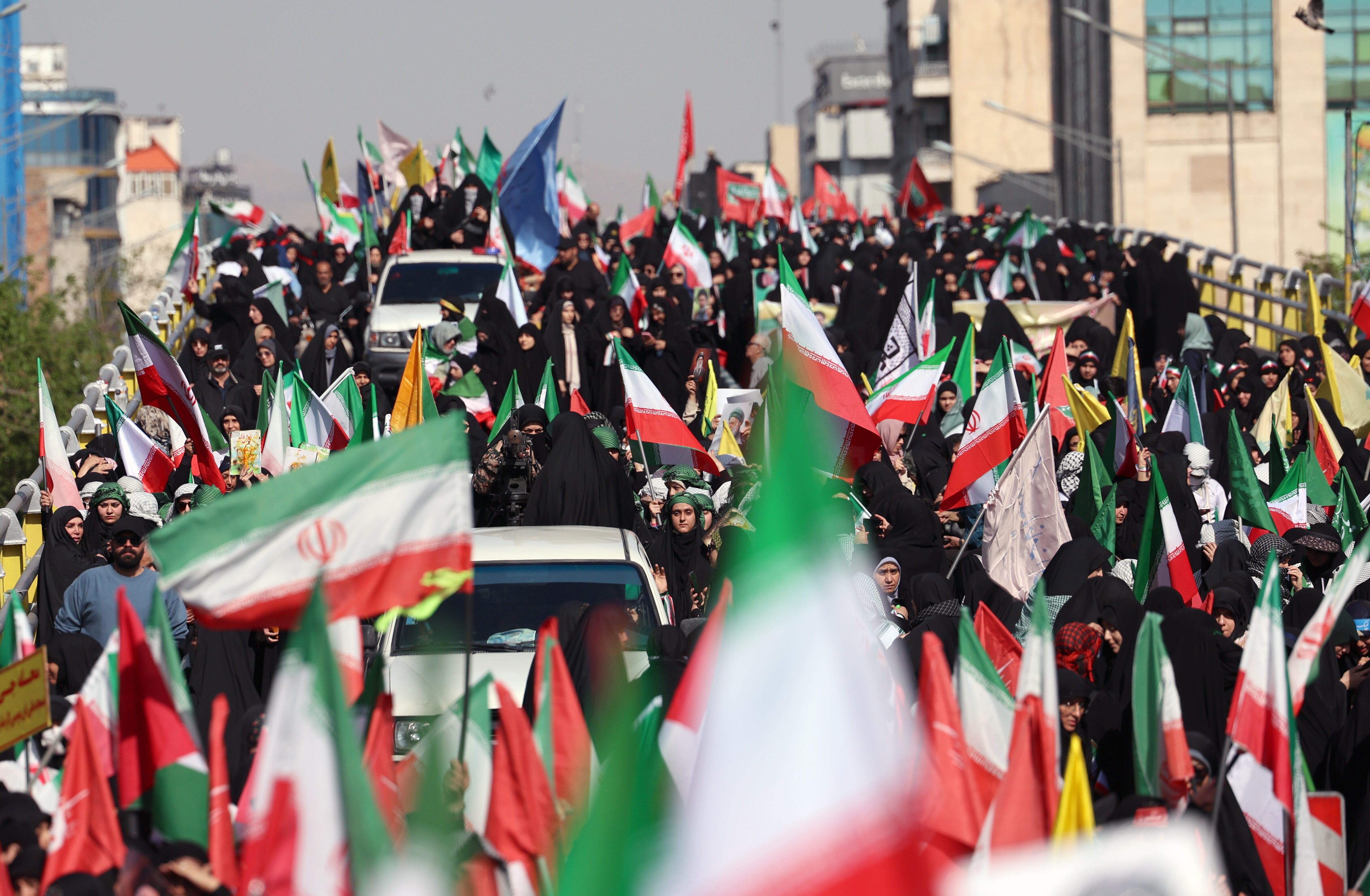 Mujeres iraníes participan en una manifestación contra Estados Unidos e Israel denominada «chicas sacrificadas» en Teherán, Irán, el 17 de abril de 2026.