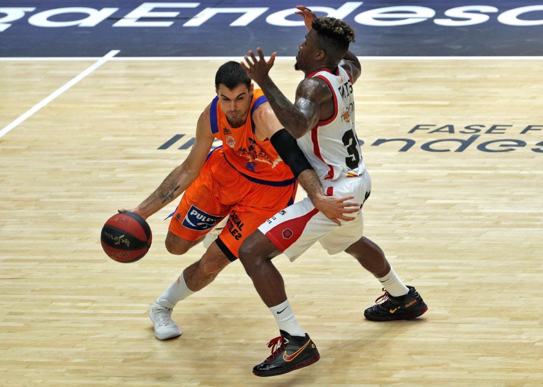 GRAFCVA6105. VALENCIA,  El alero del Valencia Basket, Alberto Abalde, trata de superar la defensa del escolta canadiense del Casademont Zaragoza, Dylan Ennis, durante la disputa del tercer partido de la segunda jornada del grupo B de la fase final de la Liga ACB en el pabellón de la Fuente de San Luis de Valéncia. EFE, Manuel Bruque