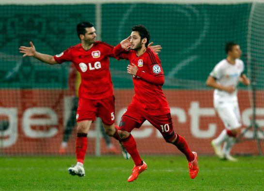 Bayer Leverkusen&#039;s Hakan Calhanoglu (10) celebrates with Emir Spahic after he scored during their German Cup (DFB Pokal) soccer match against Kaiserslautern in Leverkusen March 3, 2015. REUTERS/Ina Fassbender (GERMANY - Tags: SOCCER SPORT) DFB RULES PROHI