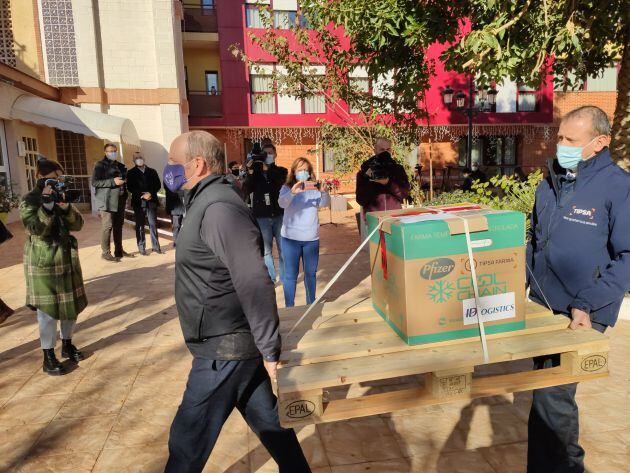 Llegan los viales de la vacuna a la residencia de San Pedro