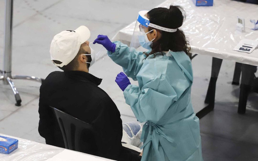 Un hombre se somete a un test de antígenos