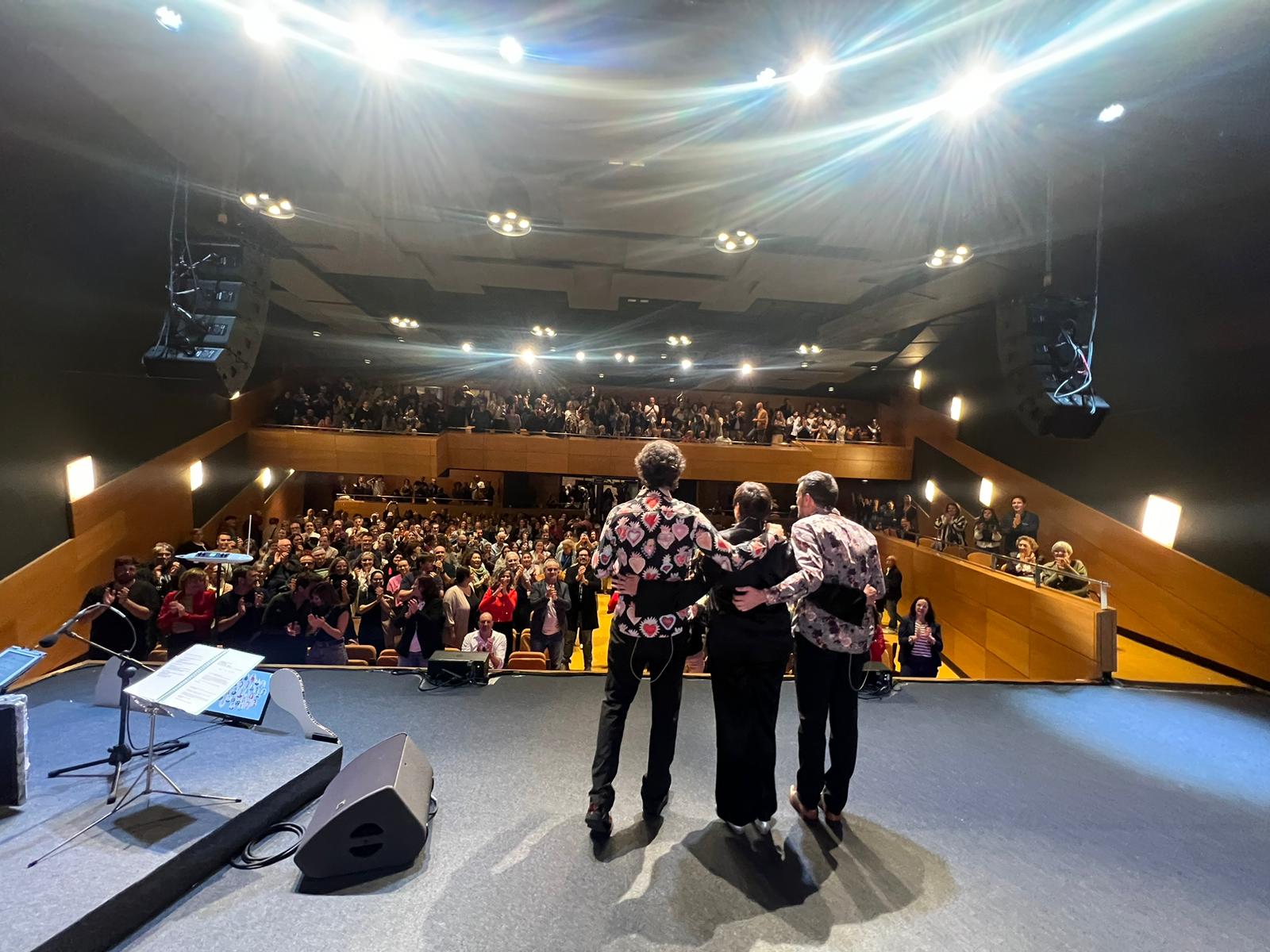 Nieves Concostrina y Fetén Fetén tras su actuación por el Centenario de La Radio en el escenario de la sala Jerónimo Saavedra, completamente llena, del Auditorio Alfredo Kraus de Las Palmas de Gran Canaria.