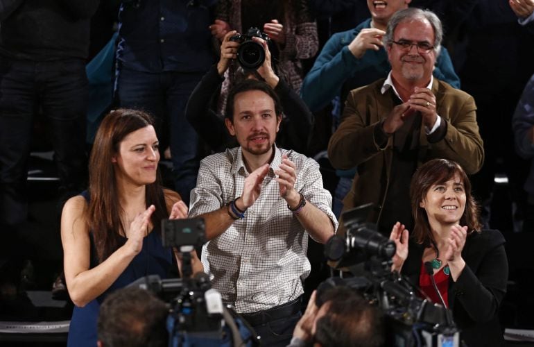 El líder de Podemos, Pablo Iglesias, acompaña a Marisa Matias, candidata del Bloco de Esquerda portugués.