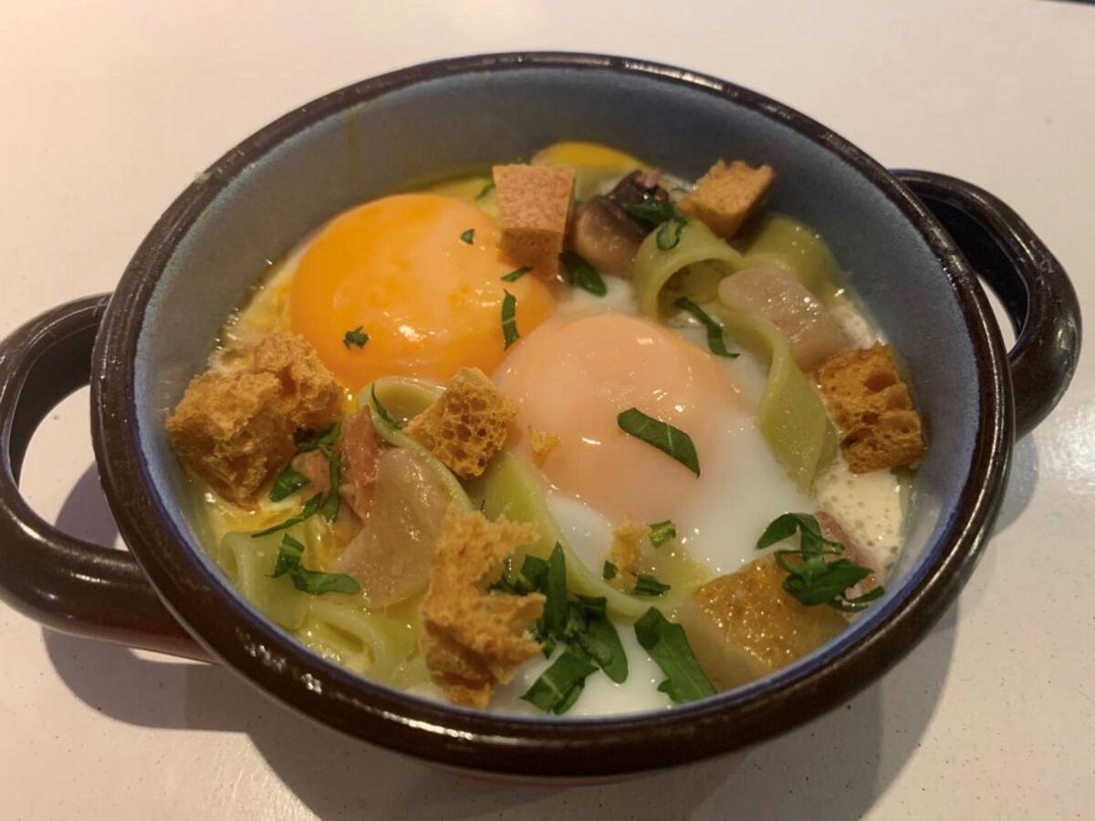 Huevos carbonara con cocotte con papada, champiñón e Idiazabal