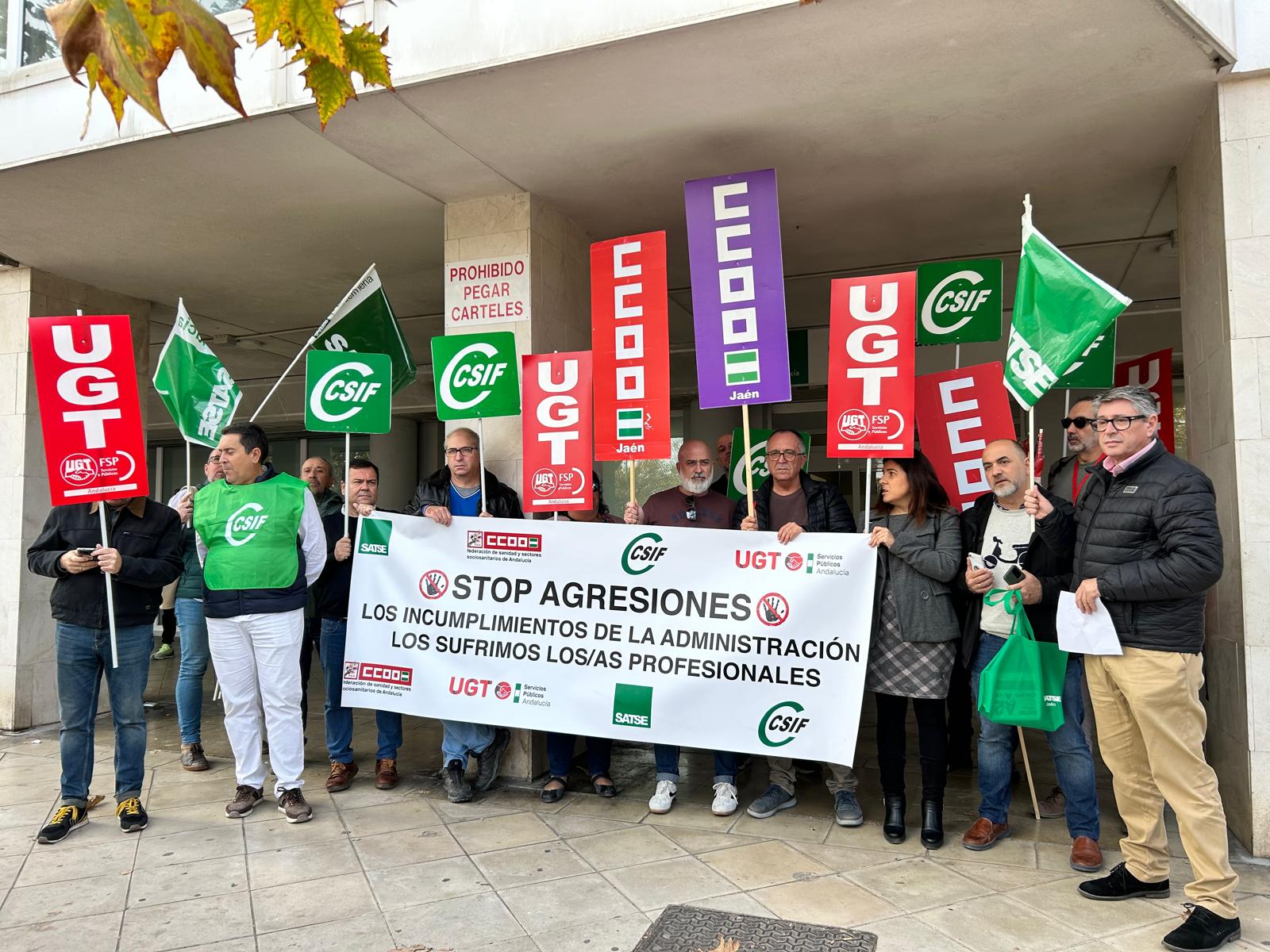 Sindicalistas a las puertas del Centro de Salud de las Fuentezuelas en Jaén.